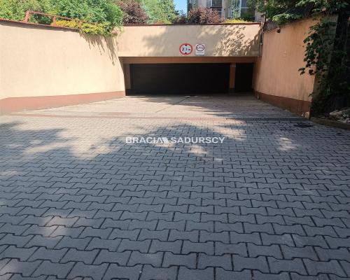 Miejsce postojowe  na oś. Podwawelskim w Krakowie