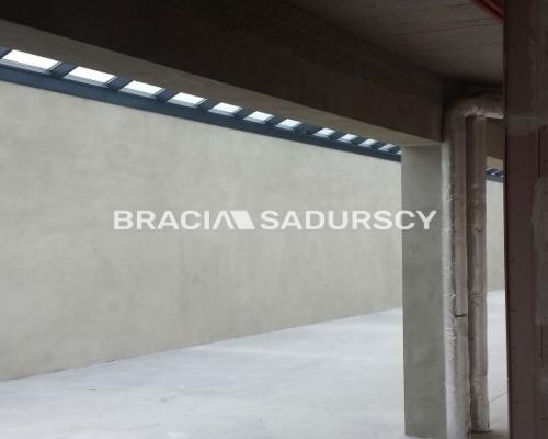 *Zdjęcia należą do właściciela oferty.   
 
Lokal biurowo- usługowy o powierzchni  261,2 m2  zlokalizowany na I piętrze, bez mo