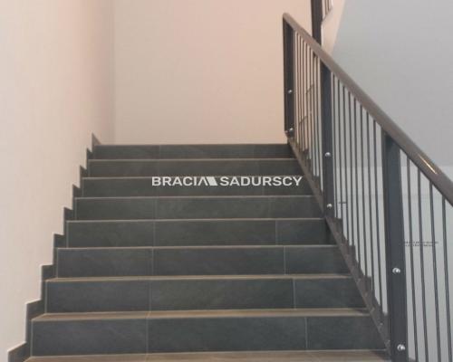 *Zdjęcia należą do właściciela oferty.   
 
Lokal biurowo- usługowy o powierzchni  261,2 m2  zlokalizowany na I piętrze, bez mo