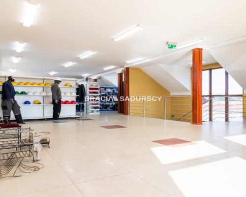 Lokal na wynajem / 200 m2 / parking