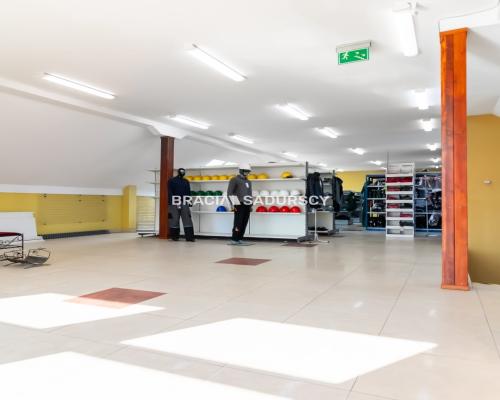 Lokal na wynajem / 200 m2 / parking