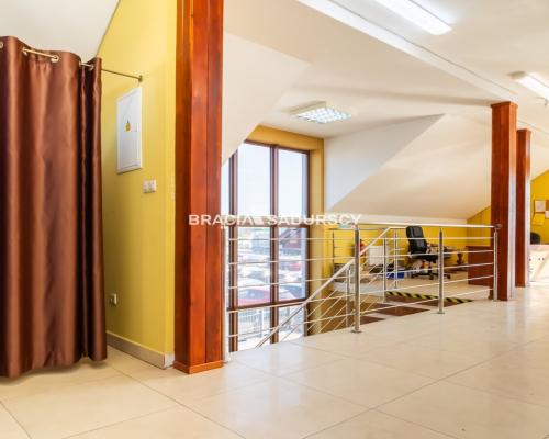 Lokal na wynajem / 200 m2 / parking