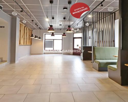 Tarn&oacute;w, Stare Miasto, ul. Rybna/Wałowa. Lokal usługowy o łącznej pow. 267,99 m 2 .  

 Lokal dwupoziomowy: piwnica i par