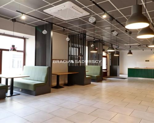 Tarn&oacute;w, Stare Miasto, ul. Rybna/Wałowa. Lokal usługowy o łącznej pow. 267,99 m 2 .  

 Lokal dwupoziomowy: piwnica i par