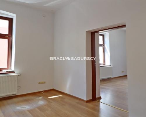 Tarnów, Stare Miasto, ul. Rybna/Wałowa. Lokal biurowo-usługowy o pow. 52,21 m 2 .  

 Lokal na 2 piętrze, narożny w ścisłym cen