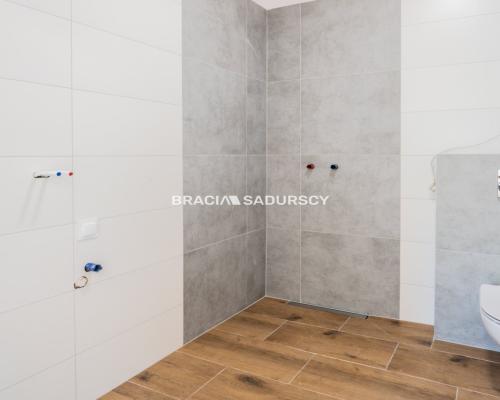 Lokal usługowy z miejscami parkingowymi