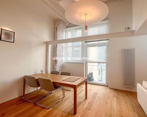 W samym sercu Krakowa, w przestrzeni, gdzie historia spotyka się z nowoczesnością, znajduje się apartament, kt&oacute;ry łączy