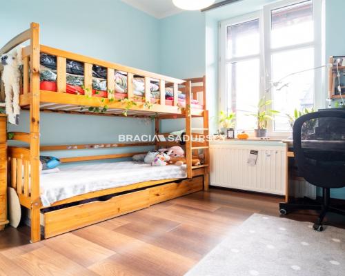 Mieszkanie z garażem, lokalem handlowym i piwnicą.