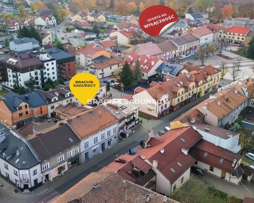 Mieszkanie z garażem, lokalem handlowym i piwnicą.