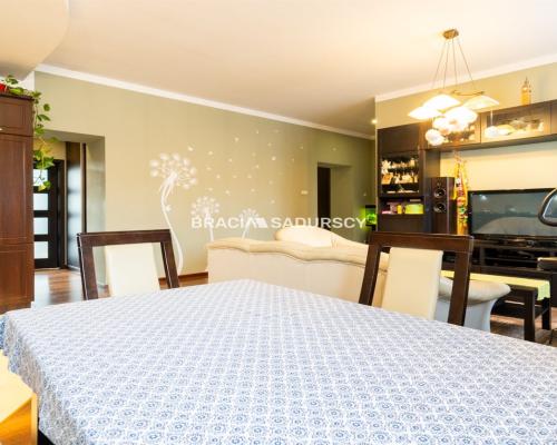 Mieszkanie z garażem, lokalem handlowym i piwnicą.