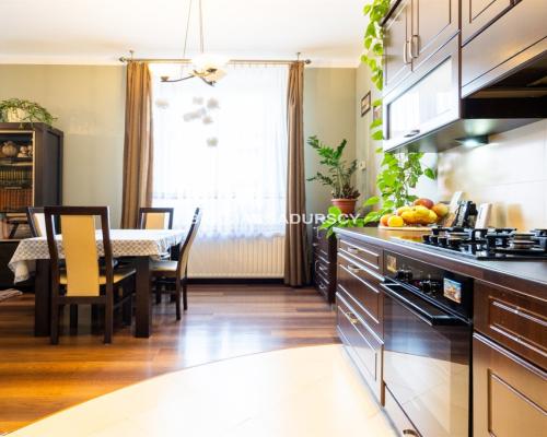 Mieszkanie z garażem, lokalem handlowym i piwnicą.