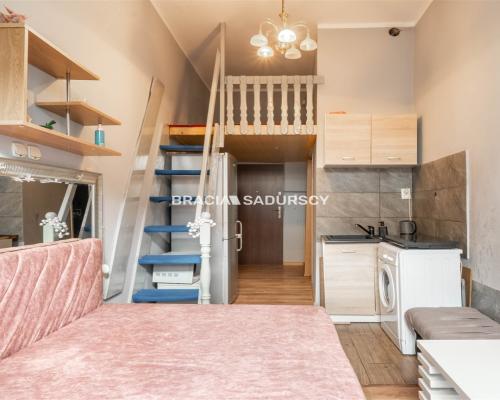 Lokal z antresolą na Kazimierzu – inwestycja!