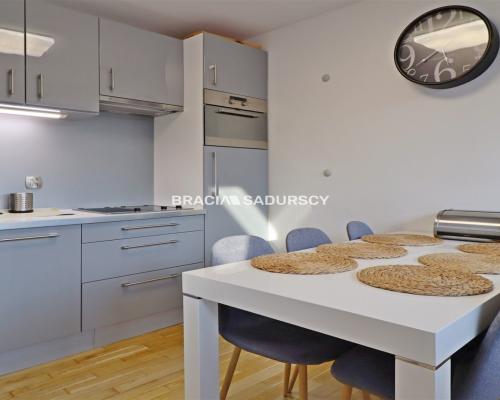 Dwupoziomowy Apartament z Widokiem na Giewont w Kościelisku   

 Oferujemy na sprzedaż przestronny, dwupoziomowy apartament z w