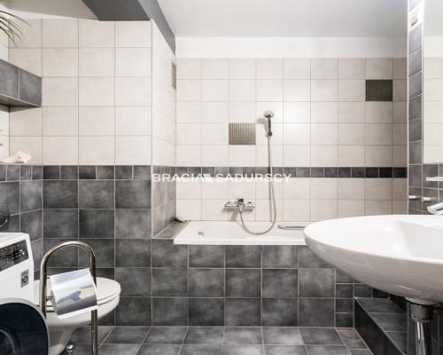 Płasz&oacute;w, ul. Saska - 6 pokojowe o powierzchni 106 m&sup2;. 
 
Dwupoziomowe, 6-pokojowe mieszkanie o łącznej powierzchni