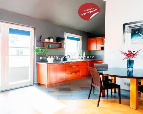 Płasz&oacute;w, ul. Saska - 6 pokojowe o powierzchni 106 m&sup2;. 
 
Dwupoziomowe, 6-pokojowe mieszkanie o łącznej powierzchni