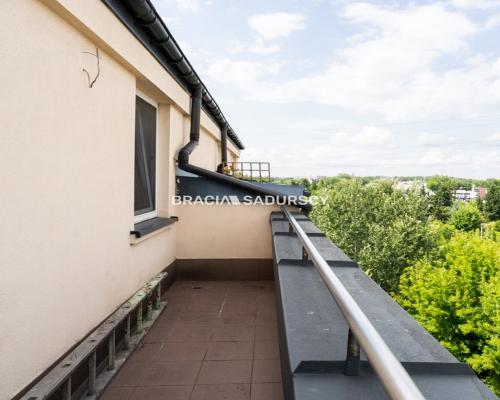 Płasz&oacute;w, ul. Saska - 6 pokojowe o powierzchni 106 m&sup2;. 
 
Dwupoziomowe, 6-pokojowe mieszkanie o łącznej powierzchni