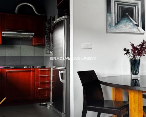 Płasz&oacute;w, ul. Saska - 6 pokojowe o powierzchni 106 m&sup2;. 
 
Dwupoziomowe, 6-pokojowe mieszkanie o łącznej powierzchni