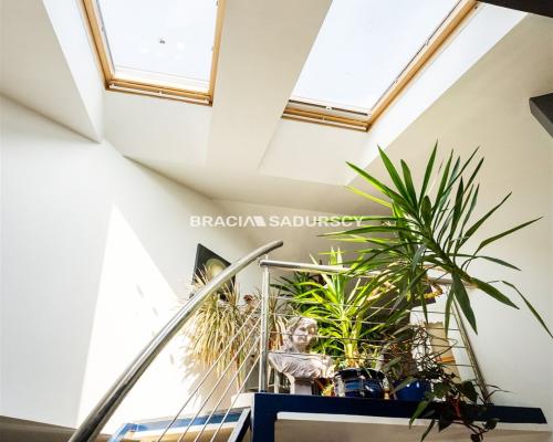 Płasz&oacute;w, ul. Saska - 6 pokojowe o powierzchni 106 m&sup2;. 
 
Dwupoziomowe, 6-pokojowe mieszkanie o łącznej powierzchni