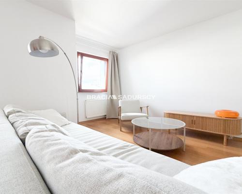 2 pok, duży balkon, osoba kuchnia, parking, tv ENG