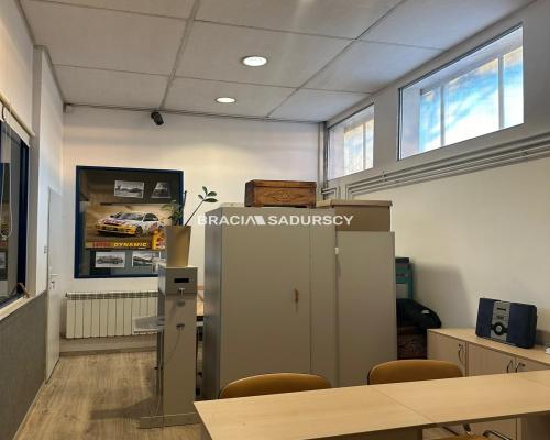 ZDJĘCIA W OGŁOSZENIU NALEŻĄ DO WŁAŚCICIELA OFERTY   

    
Nieruchomość o powierzchni 29 ara, zabudowana pawilonem handlowym or