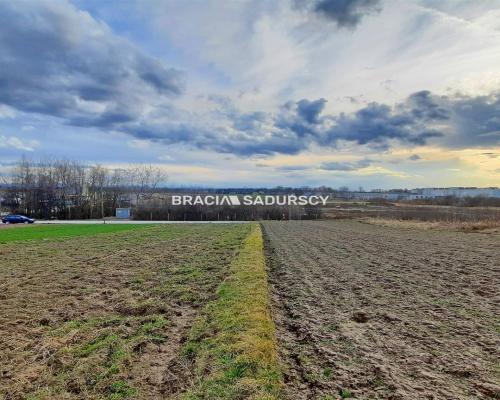 Działka produkcyjno – usługowa w Morawicy