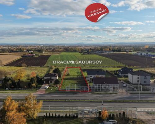 Oferujemy do sprzedaży działkę budowlano‑rolną o łącznej powierzchni 2029 m&sup2; (w tym ok. 900 m2 budowlanej) położoną bezpoś