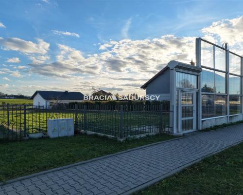 Oferujemy do sprzedaży działkę budowlano‑rolną o łącznej powierzchni 2029 m&sup2; (w tym ok. 900 m2 budowlanej) położoną bezpoś