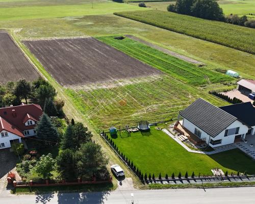 Działka budowlana w Oblęgórzu – 1400 m², wszystkie media!