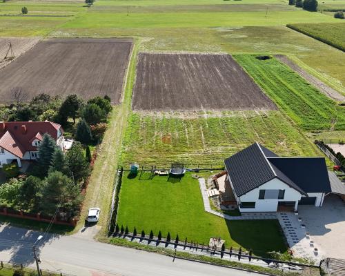 Działka budowlana w Oblęgórzu – 1400 m², wszystkie media!