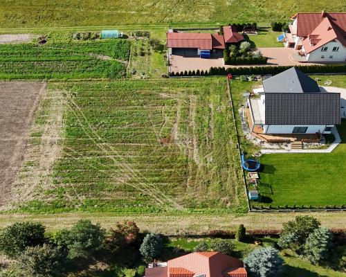 Działka budowlana w Oblęgórzu – 1400 m², wszystkie media!