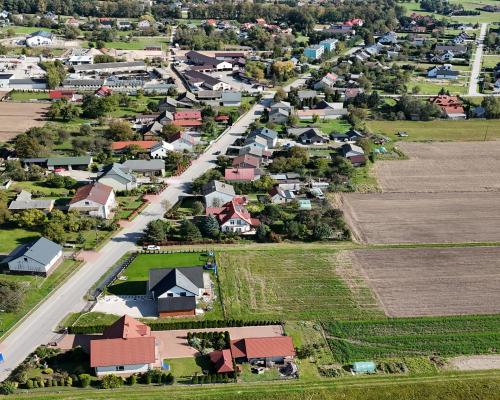 Działka budowlana w Oblęgórzu – 1400 m², wszystkie media!