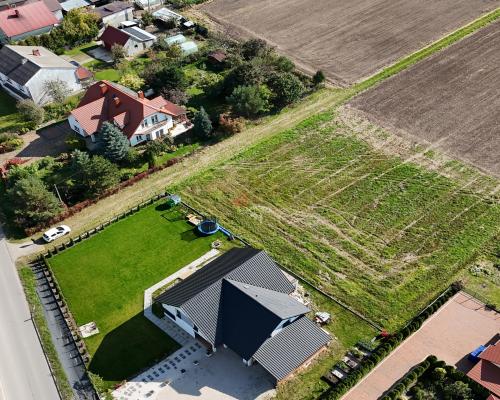 Działka budowlana w Oblęgórzu – 1400 m², wszystkie media!