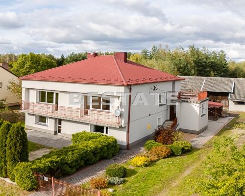 Dom w Radłowie z budynkiem gospodarczym