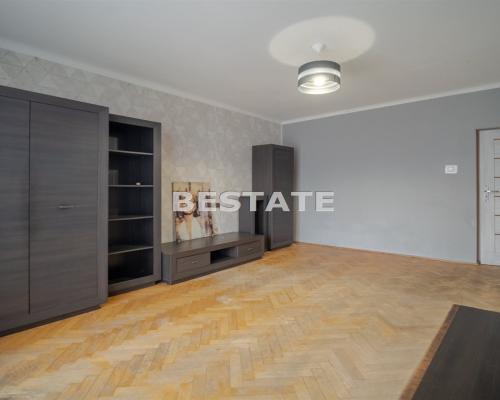 Mieszkanie do remontu!  
 Oferujemy na sprzedaż mieszkanie położone w centrum Tarnowa, przy  ulicy Polnej  o powierzchni  53 m&