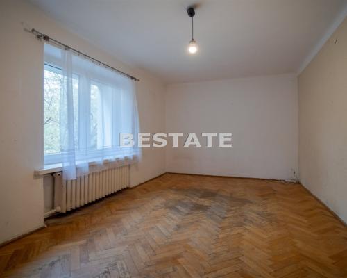 Mieszkanie do remontu!  
 Oferujemy na sprzedaż mieszkanie położone w centrum Tarnowa, przy  ulicy Polnej  o powierzchni  53 m&