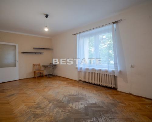 Mieszkanie do remontu!  
 Oferujemy na sprzedaż mieszkanie położone w centrum Tarnowa, przy  ulicy Polnej  o powierzchni  53 m&