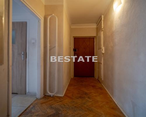 Mieszkanie do remontu!  
 Oferujemy na sprzedaż mieszkanie położone w centrum Tarnowa, przy  ulicy Polnej  o powierzchni  53 m&