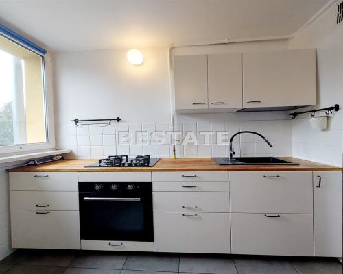 3pokoje,oddzielna kuchnia,balkon,piwnica,Legnicka