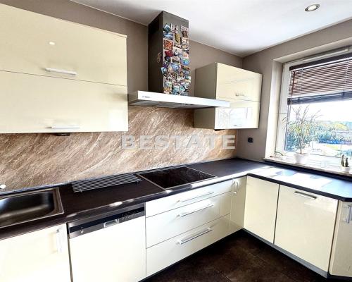 Przestronny apartament z garażem, teren zamknięty