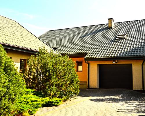 Lokal gastronomiczny z dużym domem.