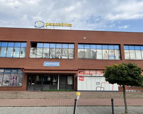 Market budowlano-przemysłowy w centrum Dęblina..