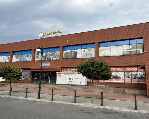 Market budowlano-przemysłowy w centrum Dęblina..