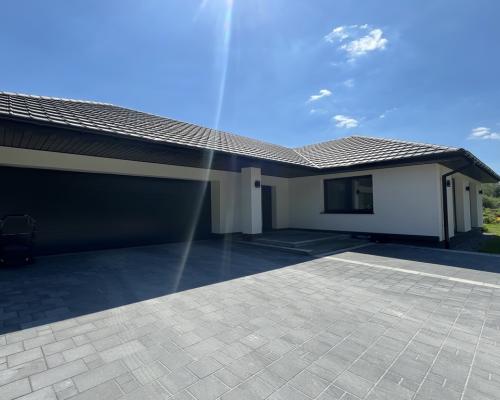 Nowoczesny dom na działce ze stawem w Radomiu.