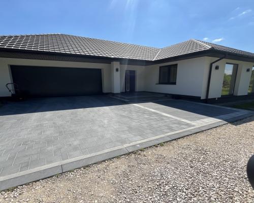 Nowoczesny dom na działce ze stawem w Radomiu.