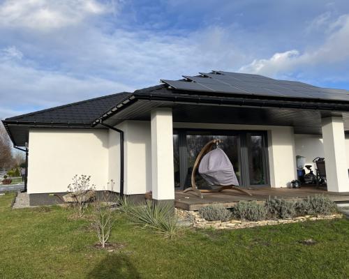 Nowoczesny dom na działce ze stawem w Radomiu.