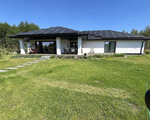 Nowoczesny dom na działce ze stawem w Radomiu.