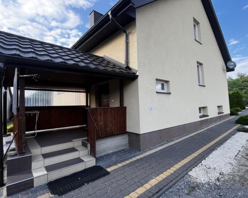 Bielsko- dom z działką, stawem i zabudowaniami