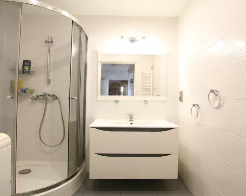 Mieszkanie, Nałęczów,ul. Partyzantów, 3 pokoje, 59m2,  Opis mieszkania: - piętro 3/3- powierzchnia mieszkania: 58,7 m2- salon 2