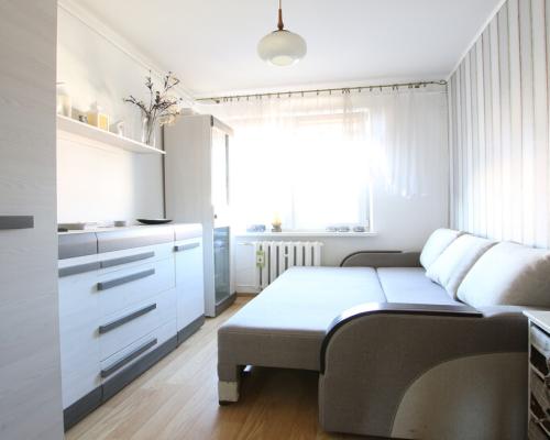 Mieszkanie, Nałęczów,ul. Partyzantów, 3 pokoje, 59m2,  Opis mieszkania: - piętro 3/3- powierzchnia mieszkania: 58,7 m2- salon 2