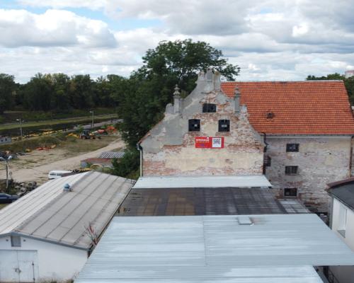 Budynek "Spichlerza" ul. 6 sierpnia w Puławach.